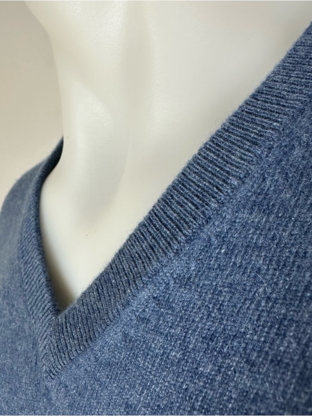 Lona Scott Men's Pure Cashmere V-Neck Sweater Blue